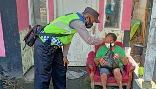 Pelaksanaan PPKM Darurat, Binmas Desa Cangkuang Bagikan Sembako