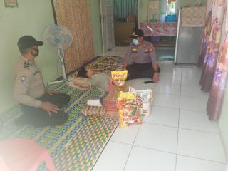 HUT Bhayangkara Ke-74, Kapolres Inhu Bersama Jajaran Kembali Menyerahkan Paket Sembako Kepada Warga