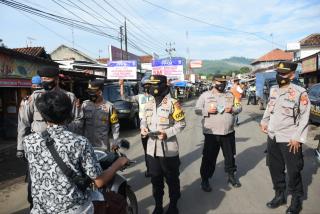 Mendatangi Pasar Langkaplancar, Kapolres Banjar Bersama Pamen Asistensi Polda Jabar Bagikan Masker