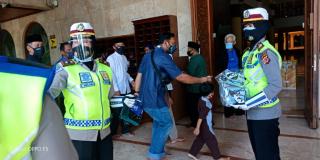Dit Lantas Polda Jabar Bagikan Masker Saat Sosialisasi Ops Zebra Lodaya 2020 Kepada Jamaah Masjid Raya Bandung