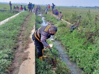 Sosok Binmas yang Bersahabat, Ujang Suhanda Perbaiki Saluran Irigasi bersama Petani