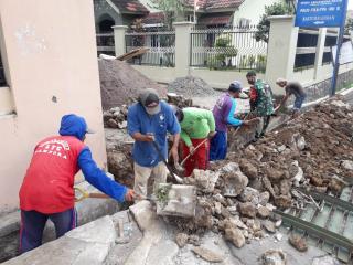 Jelang Hujan TNI dan masyarakat Perbaiki Saluran Irigasi di Caracas Kuningan