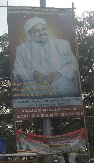 Baliho "Imam Jumbo" Rizieq Shihab Masih Berdiri Menantang di Kawasan Rusunawa Marunda