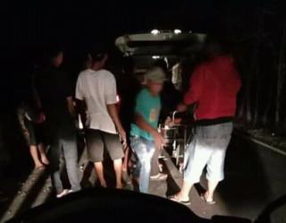 Pengendara Sepeda Motor Terkapar Tabrak Tumpukan Matrial Proyek TPT Jalan