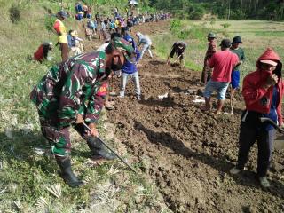 Giat Anggota TNI Bersama Masyarakat Adakan Gotong Royong