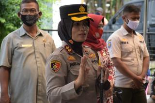 Kapolres Banjar Polda Jabar Berikan Bantuan Warga Terdampak Covid-19 dan Sampaikan Imbauan 3M