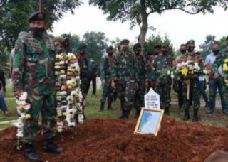 Suasana Haru lringi Pemakaman Roy Febrianto Prajurit TNI di TMP Cikutra Bandung