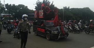 Massa Buruh Unjuk Rasa, Jalan MH Thamrin Menuju Harmoni Ditutup