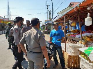Ops Yustisi di Pasar Karangampel Masih Banyak Warga Enggan Pakai Masker