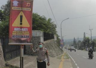 Kepolisian Memasang Spanduk di titik rawan lalu lintas, Warga Bogor Diingatkan Lengkapi Surat Kendaraan