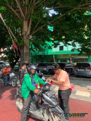 Kelompok Motor Insieme Bagi-Bagi Bendera Merah Putih Jelang HUT RI ke-81
