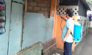 Peduli Korban Covid-19, Warga Pondok Jaya Salurkan Bansos