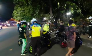 Petugas Gabungan Sosialisasi 3M dan Tertibkan Knalpot Bising di Wilkum Polres Kuningan Polda Jabar