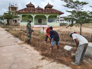 Babinsa serda Adi luhur, Giatkan Warga Binaanya Untuk Selalu, Bergotong Royong