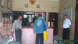 Antisipasi Penyebaran Covid-19, Polsek Kandanghaur Lakukan Penyemprotan Desinfiktan