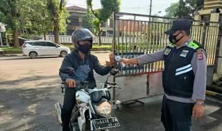 Polres Subang Polda Jabar Perketat Protokol Kesehatan Kepada Setiap Anggota dan Masyarakat yang Masuk ke Mapolres