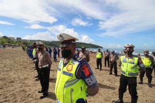 Kapolres Ciamis Bersama Bupati Pangandaran Pimpin Oprasi Yustisi di Pantai Pangandaran