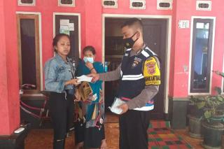 Cegah Covid-19, Bhabinkamtibmas Polsek Nagreg Polresta Bandung Polda Jabar Sosialisasi Prokes Secara Door To Door