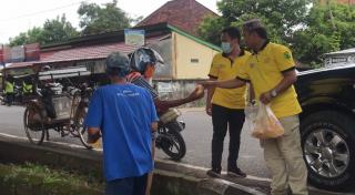 PT. MEP Bagikan Nasi Kotak di Jumat Barokah