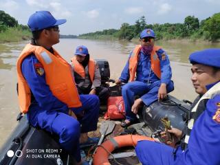 Satpolair Polres Indramayu Bersama BC dan BPBD Masih Mencari Korban Tenggelam di Sungai Cimanuk