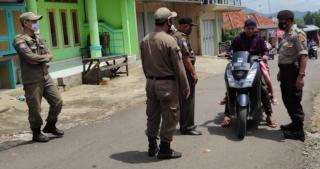 Kapolsek Cibugel Laksanakan Kegiatan Ops Yustisi, Bagikan Masker dan Penerapan Sanksi Administratif