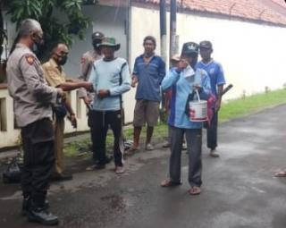 Polsek Sumurpanggang Bagikan Masker Gratis Kepada Masyarakat Kota Tegal