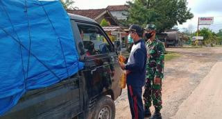 Picu Kesadaran Masyarakat, Serda Soroso Bagikan Masker