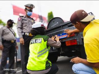 Operasi Yustisi Di Jalan PB Sudirman Polres Situbondo Himbau Pengguna Jalan Dan Pasang Sticker Ayo Pakai masker