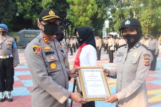 Kapolres Purwakarta Berikan Penghargaan Kepada Tiga Personil Wanita