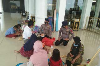 Sat Brimob Polda Jabar Berikan Bantuan Obat-Obatan kepada Warga Korban Banjir