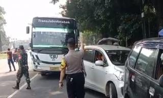 Implementasikan Larangan Mudik, Puluhan Kendaraan Berplat Luar Bogor Diputar Balik Petugas