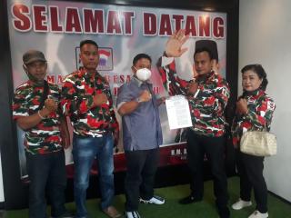 Ketua Umum Laskar Merah Putih, Serahkan SK Marcab Majalengka