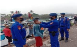 Antisipasi Penyebaran Covid-19, Ditpolairud Polda Banten Berikan Sosialisasi Kepada Masyarakat Pesisir
