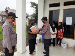 Dengan Dana Pribadi, Kapolsek Sumedang Utara Bagikan Sembako Pada Warga Kurang Mampu