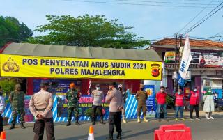 Personel Polres Majalengka Polda Jabar Laksanakan Pengamanan di Pos Penyekatan
