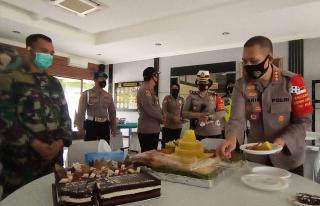 Dirgahayu TNI Ke-75, Polresto Jakarta Timur Serahkan Tumpeng Ke Batalyon 201 Pasar Rebo