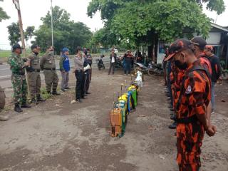Polsek Kandanghaur Kembali Semprot Cairan Disinsfektan di Area Publik
