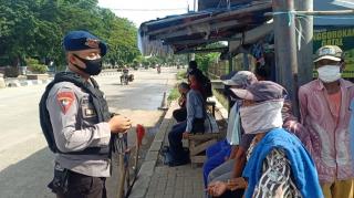 Sat Brimob Polda Jabar Berikan Pemahaman Cegah Covid-19 pada Buruh Bangunan di Karawang