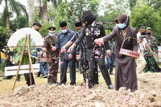 Kapolres Banjar Menghadiri Upacara Pemakaman Pratu (Anumerta) Ginanjar Ariandi di Taman Makam Pahlawan Kota Banjar 