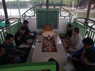 WN 88 Sub Unit 01 Bekasi Raya Bakti Sosial Membersihkan Makam Kumpi Kuyu