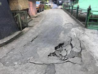 Diduga Overload, Jalan Amblas Usai Dilintasi Kendaraan