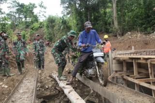 Dengan Sigap, Personil Satgas TMMD ke 109 Bantu Warga