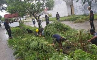 LSM Gibas Cinta Damai Sub Kalangsurya Sektor Rengasdengklok Giat Bersih - Bersih Saluran Air