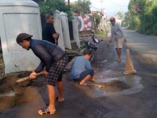 Tak Dapat Perhatian Pemerintah, Tukang Ojek dan Warga Perbaiki Jalan Berlubang