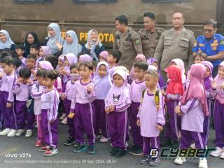 Pakai Mobil Patroli Satpol PP, Puluhan Anak TK Aisyiyah Bustanul Athfal Kunjungi Mako Damkarmat Medan 
