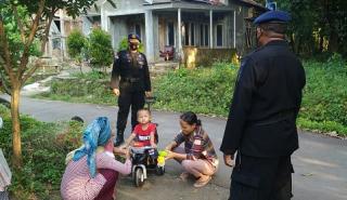 Cegah Covid-19, Sat Brimob Polda Jabar Tanamkan Disiplin Protokol Kesehatan Kepada Warga Cirebon