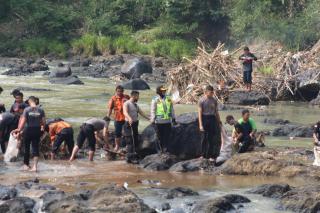 Jadikan Desa Sebagai Objek Wisata, Polres Sukabumi Kota Bersih Bersih Sungai Cimandiri Bersama Element Masyarakat