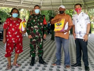 Kembali Surianto Bagikan Paket Sembako Bagi Lansia yang Divaksinasi