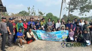 Puluhan Relawan Sukabumi Pencinta Alam dan BOOGIE Menggelar Aksi Resik Sungai Cicatih