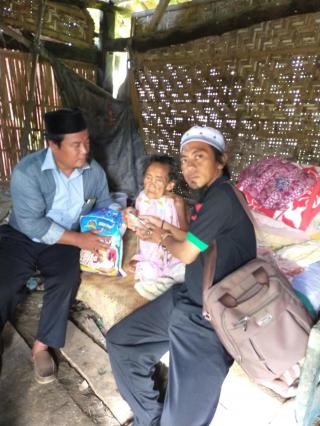 Bakti Sosial oleh LSM KPKN DPC Sumenep Untuk Nenek Sebatang Kara di Desa Brakas
